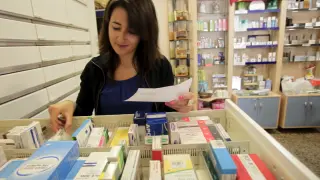 Medicamentos en el mostrador de una farmacia