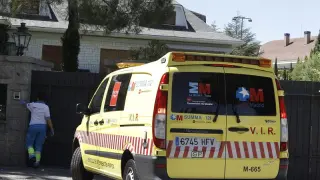 Una ambulancia en la puerta del domicilio de Ruiz-Mateos