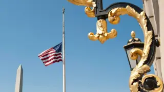 Bandera a media hasta junto al obelisco de Washington