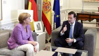 Foto de archivo de una reunión de Merkel y Rajoy