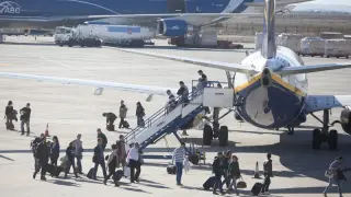 Pasajeros bajando de un avión de Ryanair, foto de archivo.