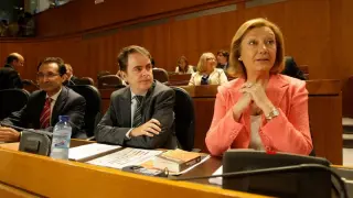 La presidenta de Aragón y los consejeros de Presidencia y Hacienda en las Cortes