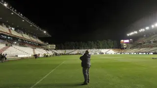 Imagen del estadio con la mitad de los focos apagados