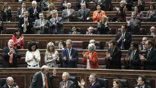 Los diputados de la bancada popular aplauden al ministro Montoro