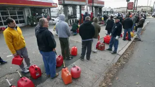 Largas filas en las gasolineras