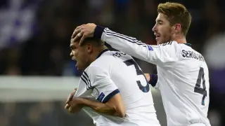 Pepe y Ramos celebran un gol
