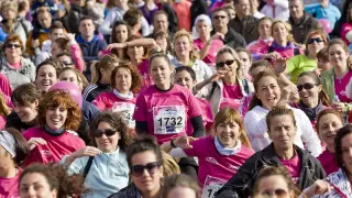Más de 5.000 corredoras participaron este año en la Carrera de la Mujer, en Zaragoza, para apoyar la lucha contra el cáncer de mama.