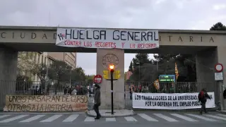 Puerta de entrada de la Universidad de Zaragoza