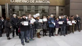 Una treintena de funcionarios protestan en Teruel contra los recortes.