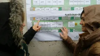 Dos enfermeras aragonesas, consultan las listas antes de un examen en Pamplona.