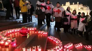 Activistas de distintas organizaciones encienden velas en Kiev con motivo del Día Mundial del Sida.