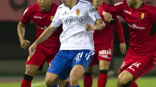 El jugador del Real Zaragoza, Abraham, disputa un balón