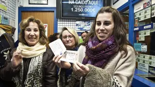 Una vecina de Aranda de Duero muestra un billete premiado con el segundo premio.