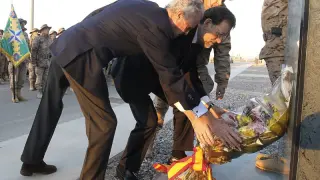 Mariano Rajoy y el ministro de Defensa depositan una corona de flores en la base de Kaia, en Kabul.