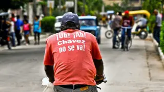 Un hombre viste una camiseta con un mensaje de ánimo a Chávez en La Habana