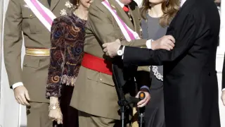 Don Juan Carlos es saludado por Mariano Rajoy