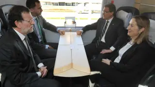 El Príncipe Felipe, Rajoy, Ana Mato y Artur Mas compartieron mesa en el AVE