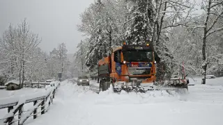 Un camión quitanieves retira la nieve acumulada en la NA-7510, en la Sierra de Aralar.