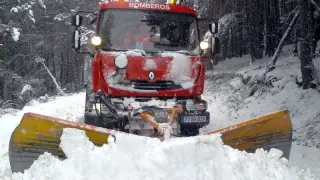 Un vehículo de bomberos realizando trabajos de limpieza de la nieve en una foto de archivo.