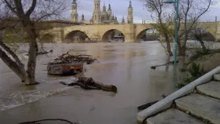 Vista de la crecida del río Ebro desde Zaragoza