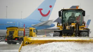 Un quitanieves despeja la pista en el aeropuerto de Schiphol, en Ámsterdam.