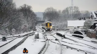 Un tren llegando a la estación londinense de Herne Hill.