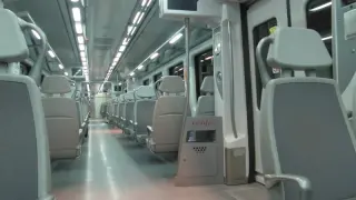 Interior de un tren de cercanías en Miraflores