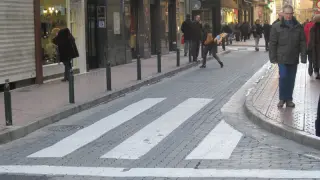 Paso de peatones sin adaptar en la calle San Miguel
