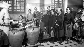Fotografía del archivo de La Caridad que ilustra el reparto de comida hace más de 70 años.