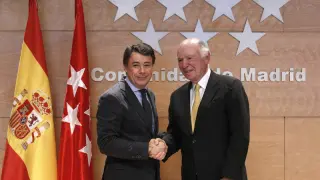 El consejero delegado de Las Vegas Sands, Michael Leven (d), y el presidente de Madrid, Ignacio González (i)