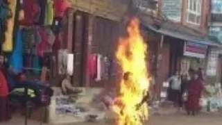 El joven intentó inmolarse frente a un templo en el área de Bouddha, en Katmandú.
