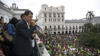 Correa se dirige a sus seguidores tras la victoria electoral