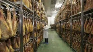 Imagen de archivo de un gran almacén de jamones con denominación de origen