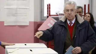 Mario Monti deposita su voto