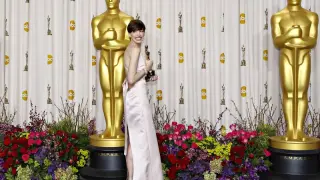 Anne Hathaway se disculpa por su cambio de vestido en los Oscar