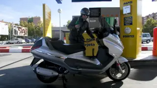 Un cliente reposta en una gasolinera de Zaragoza