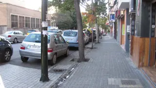 Calle Pedro Cerbuna, con bordillos sin rebajar