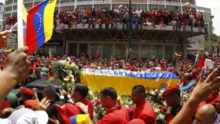 Miles de personas acompañan el cortejo de Chávez