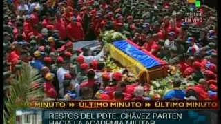 Miles de personas acompañan el cortejo fúnebre de Chávez