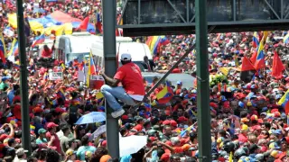 Cortejo fúnebre de Chávez llega a Academia Militar entre un mar seguidores