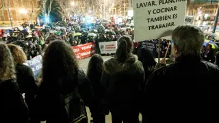 Cientos de personas reivindican en Zaragoza la igualdad de la mujer en el trabajo.