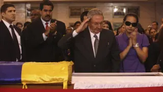 "Chávez vive, la lucha sigue", grita Maduro en el funeral