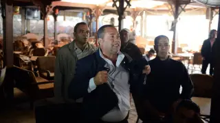 Un hombre reacciona tras conocer la nueva sentencia por la masacre de Port Said en Egipto