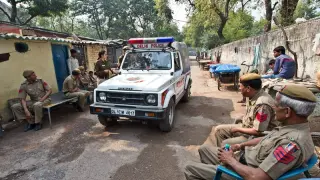 La policía india en la zona de la violación