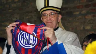 Bergoglio posando con el escudo del San Lorenzo