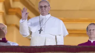 El nuevo Papa en el momento en que salió al balcón de San Pedro para presentarse
