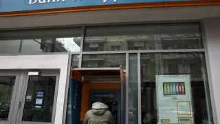 Un ciudadano saca dinero en un banco chipriota