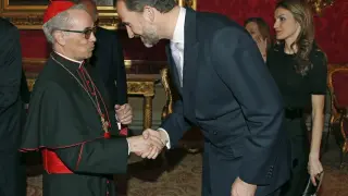 El príncipe saluda al cardenal aragonés Santos Abril