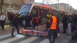 Un anciano ha sido atropellado por el tranvía de Zaragoza cerca de la plaza de San Francisco