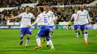 Los jugadores del R. Zaragoza acuden a felicitar a Rodri tras su gol ante el Real Madrid